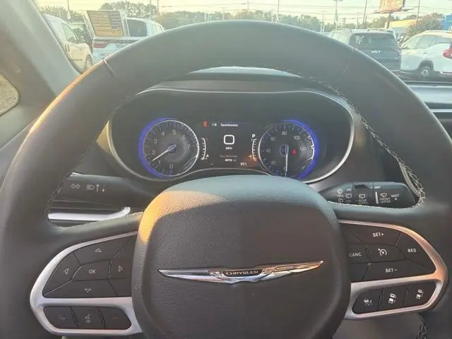 2023 Chrysler Pacifica Touring L photo 4