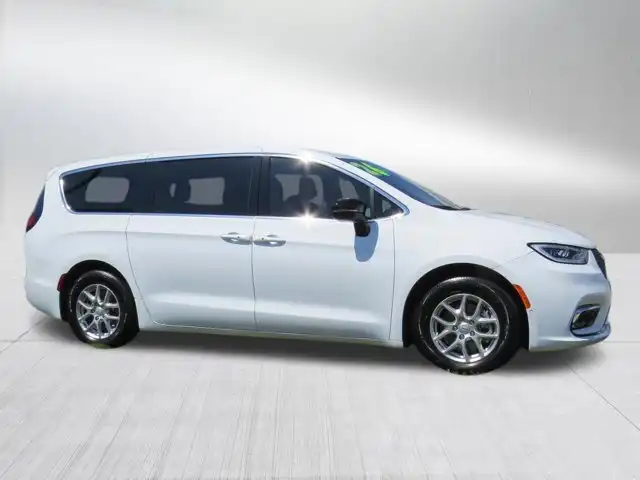 2026 Chrysler Pacifica Select's photo