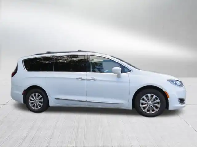 2017 Chrysler Pacifica Touring L's photo