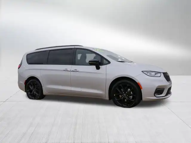 2026 Chrysler Pacifica Select's photo