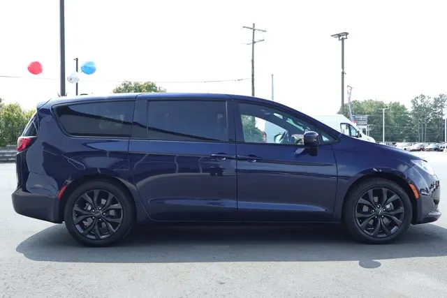 2019 Chrysler Pacifica Touring Plus photo 3