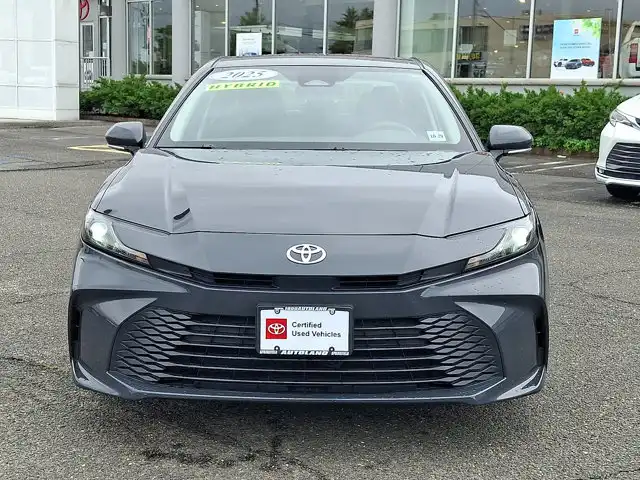 2025 Toyota Camry LE Hybrid's photo