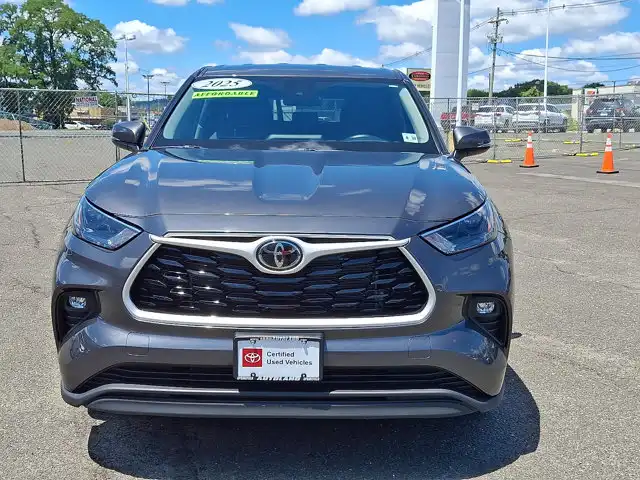 2025 Toyota Highlander LE AWD's photo