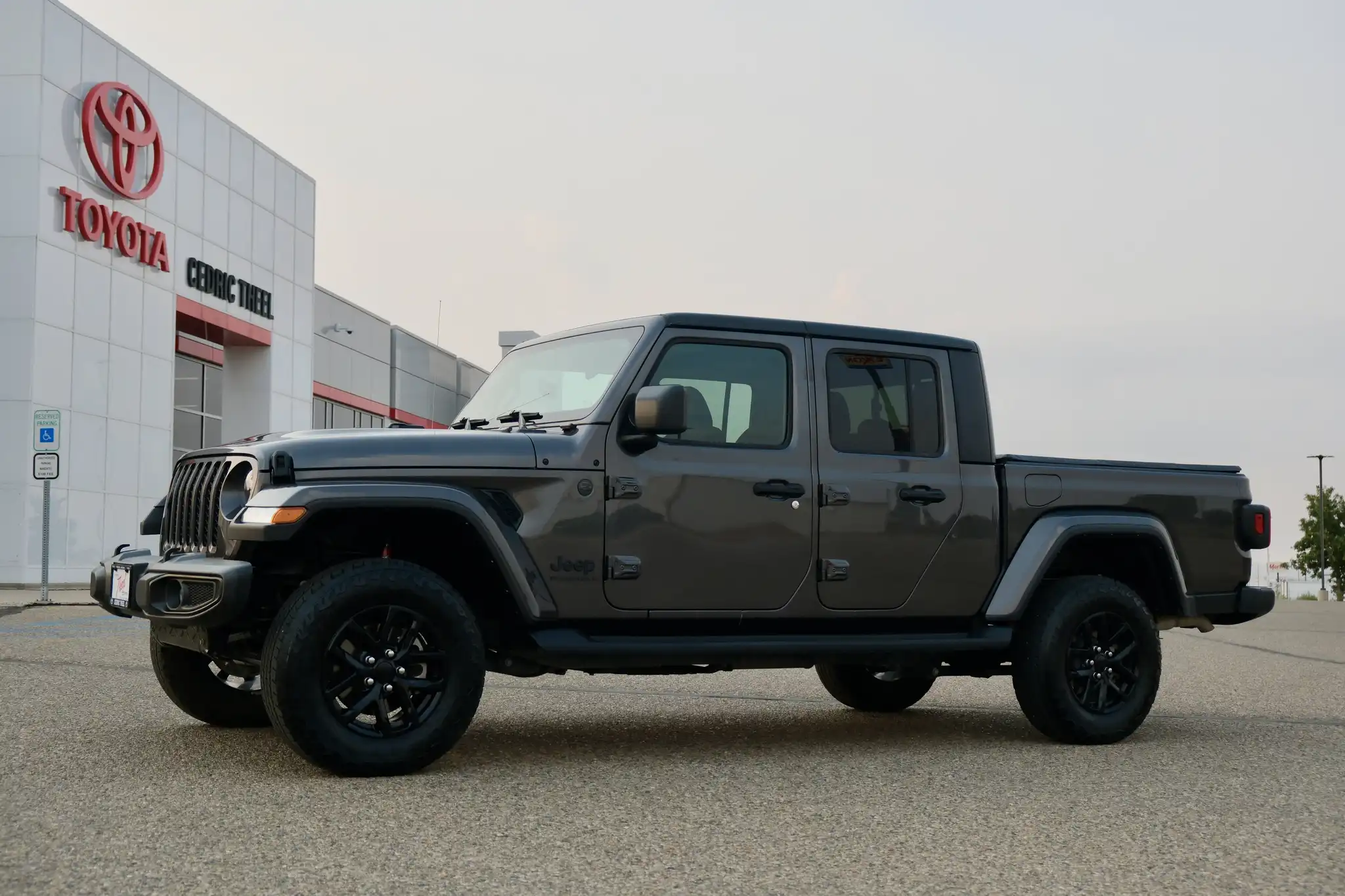 2023 Jeep Gladiator Sport S's photo