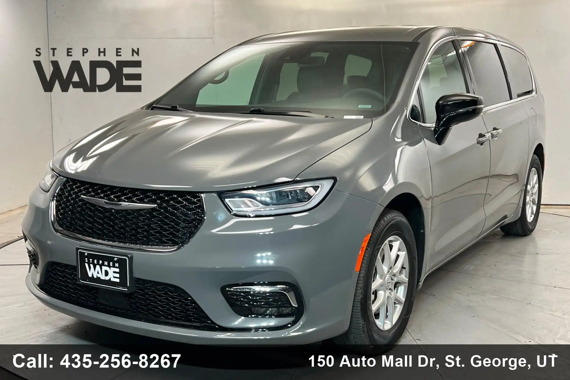2025 Chrysler Pacifica Select's photo