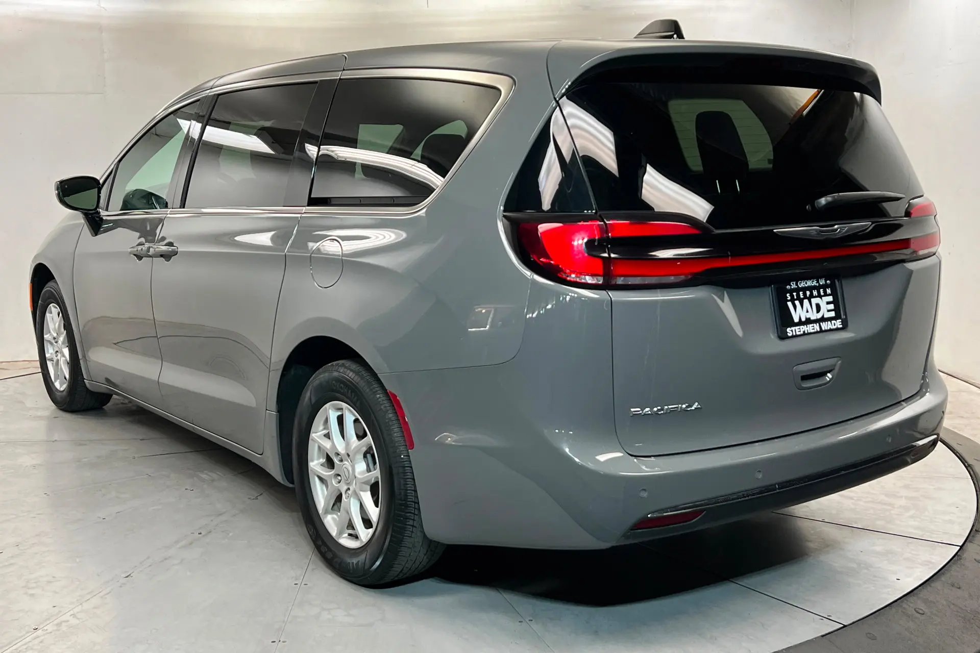 2025 Chrysler Pacifica Select photo 3