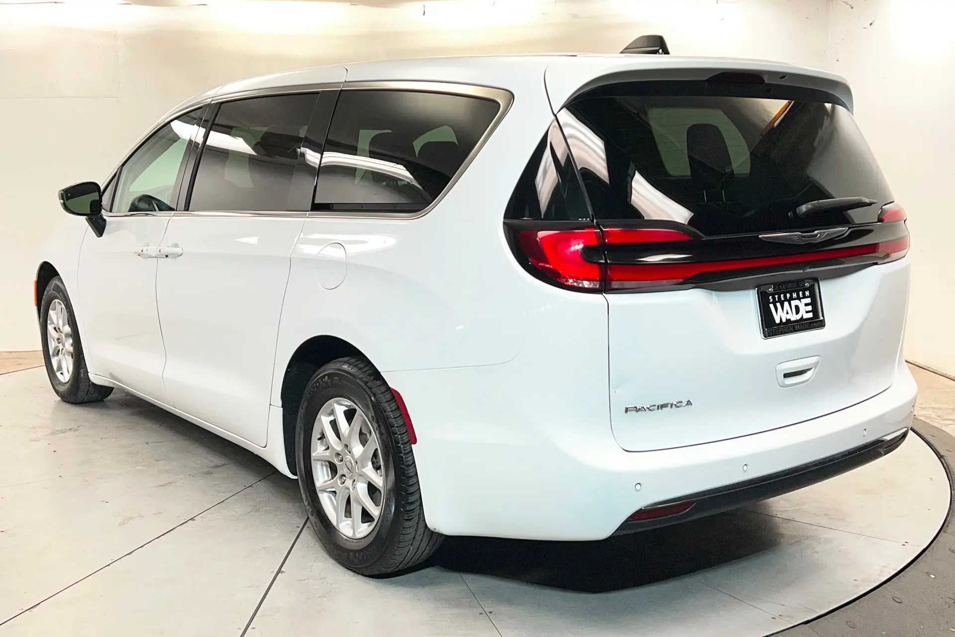 2024 Chrysler Pacifica Touring L photo 3