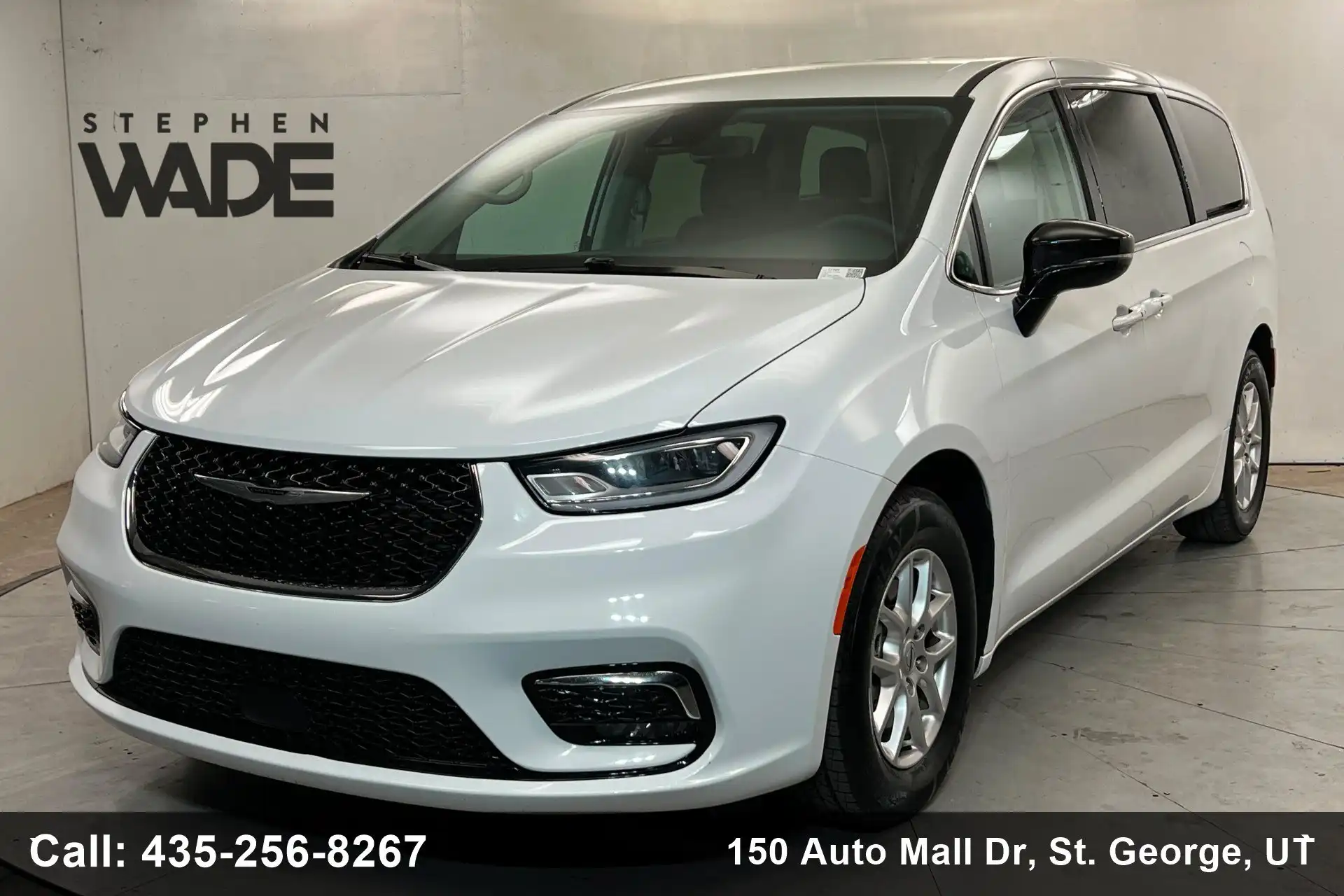 2024 Chrysler Pacifica Touring L's photo
