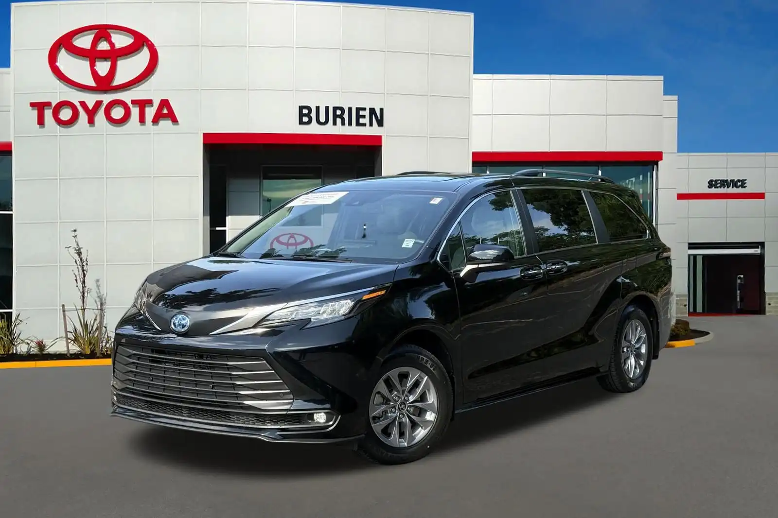 2025 Toyota Sienna XLE 8-Passenger Hybrid FWD's photo