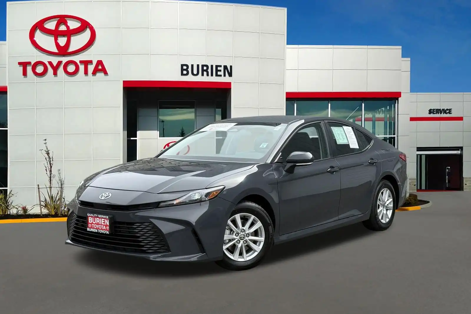 2025 Toyota Camry LE Hybrid's photo