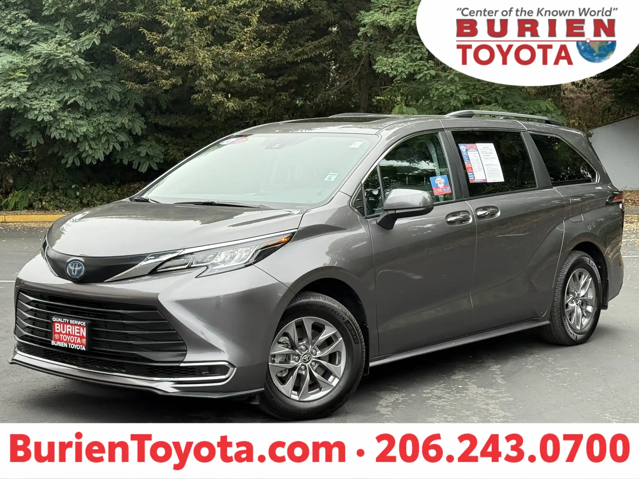 2023 Toyota Sienna LE 8-Passenger Hybrid FWD's photo