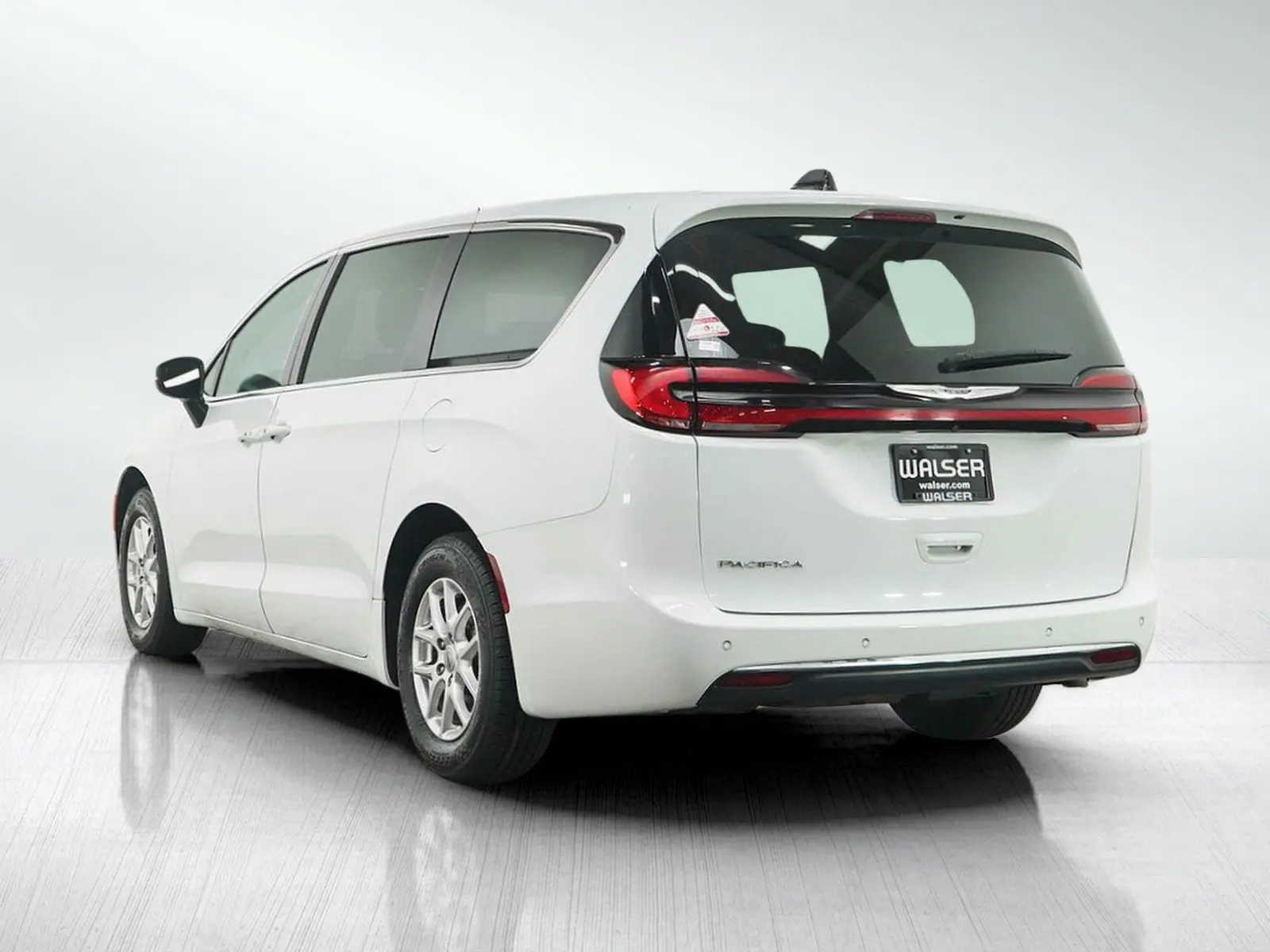 2023 Chrysler Pacifica Touring L photo 3