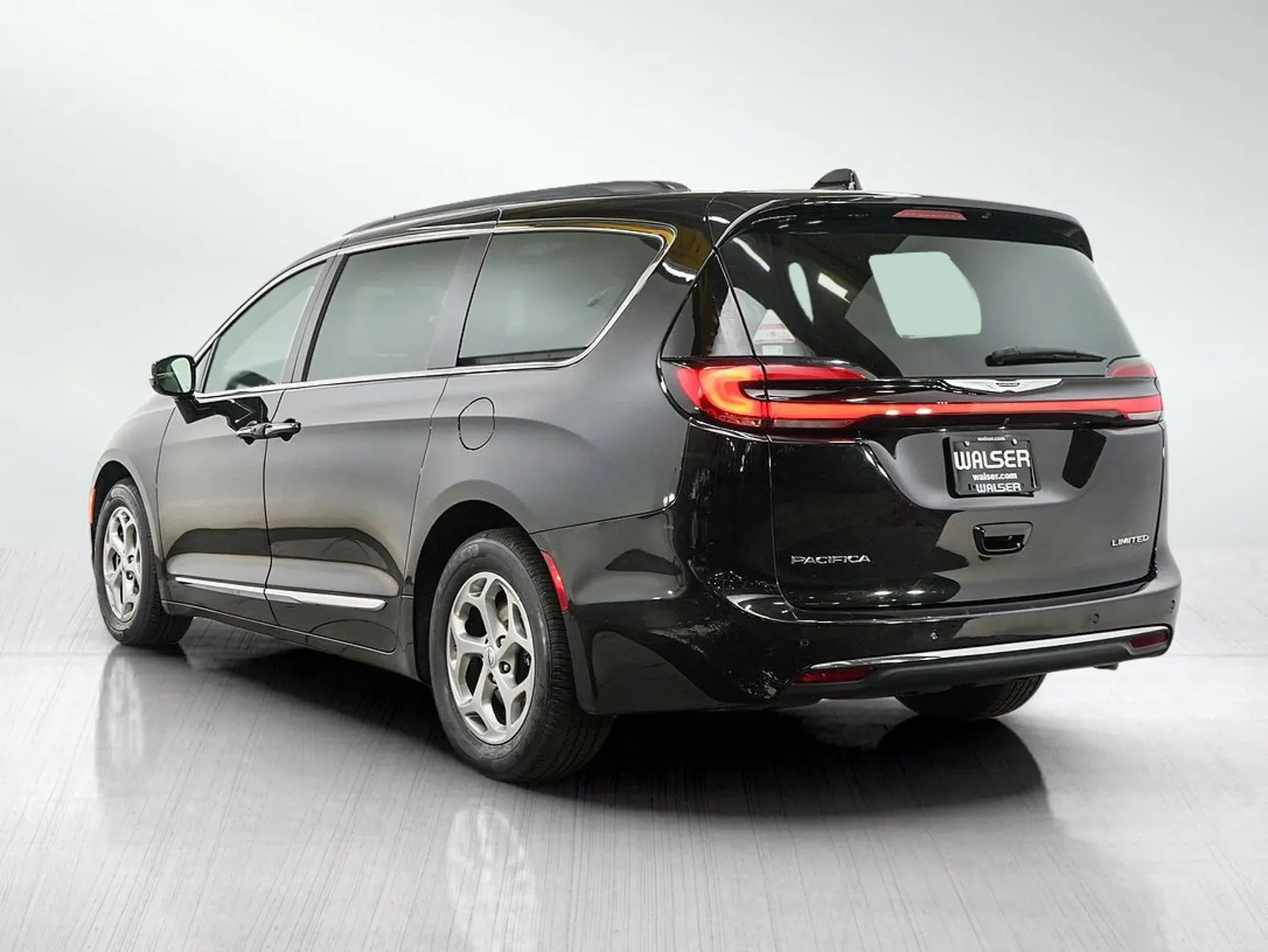 2023 Chrysler Pacifica Limited photo 3