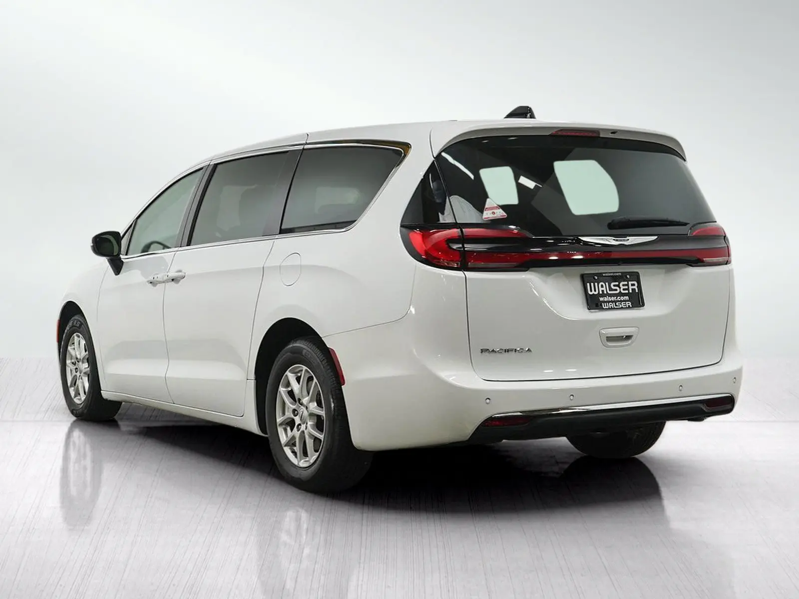 2023 Chrysler Pacifica Touring L photo 3