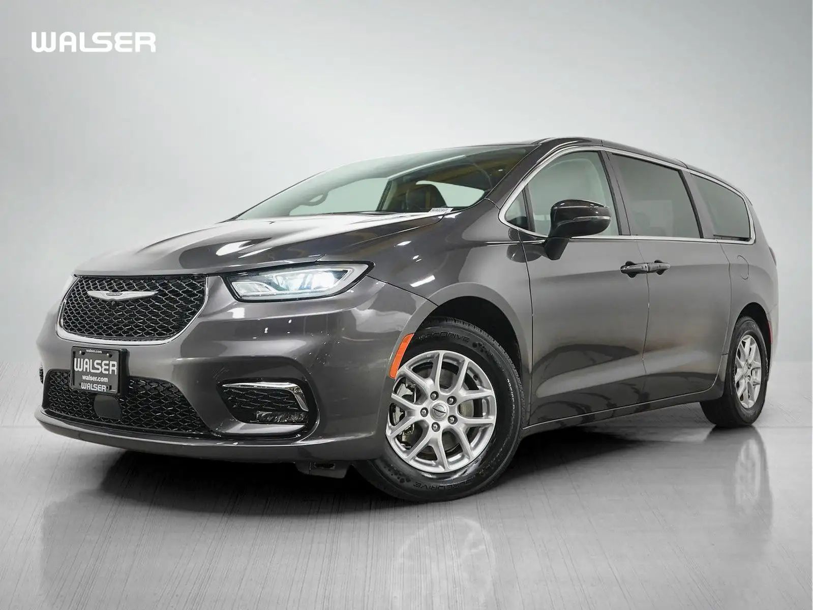 2023 Chrysler Pacifica Touring L's photo