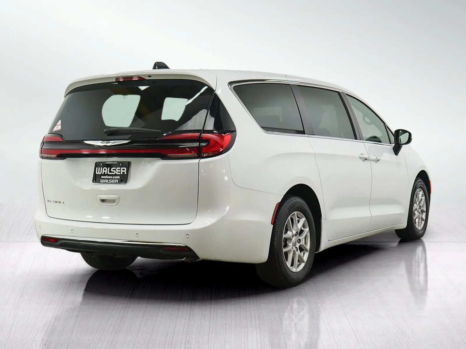 2023 Chrysler Pacifica Touring L photo 5