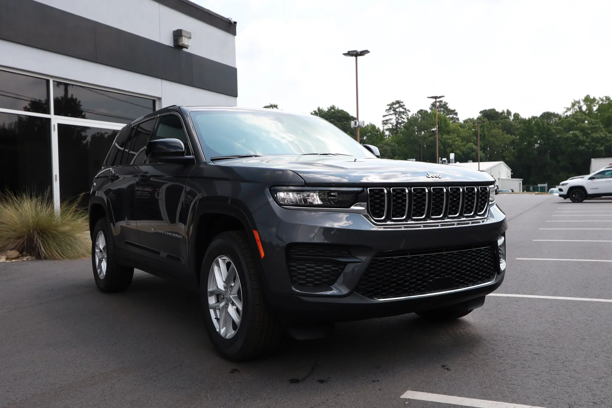 2026 Jeep Grand Cherokee Laredo photo 3