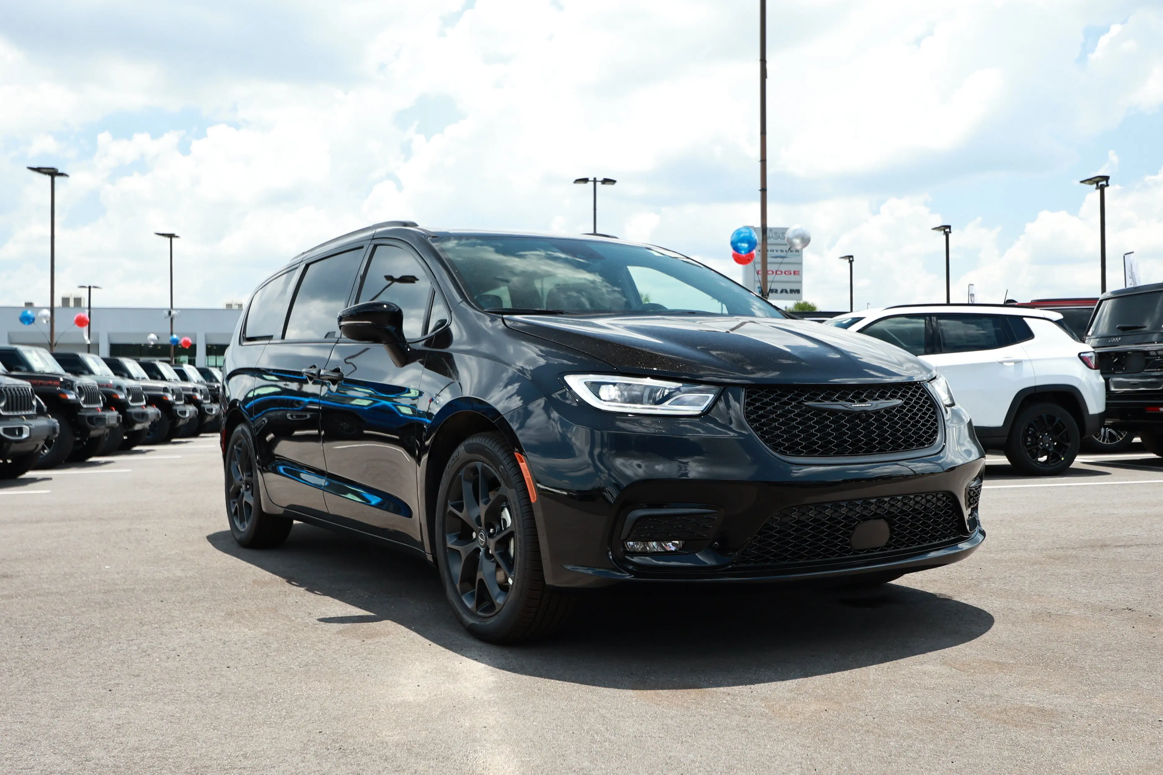 2026 Chrysler Pacifica Select photo 3