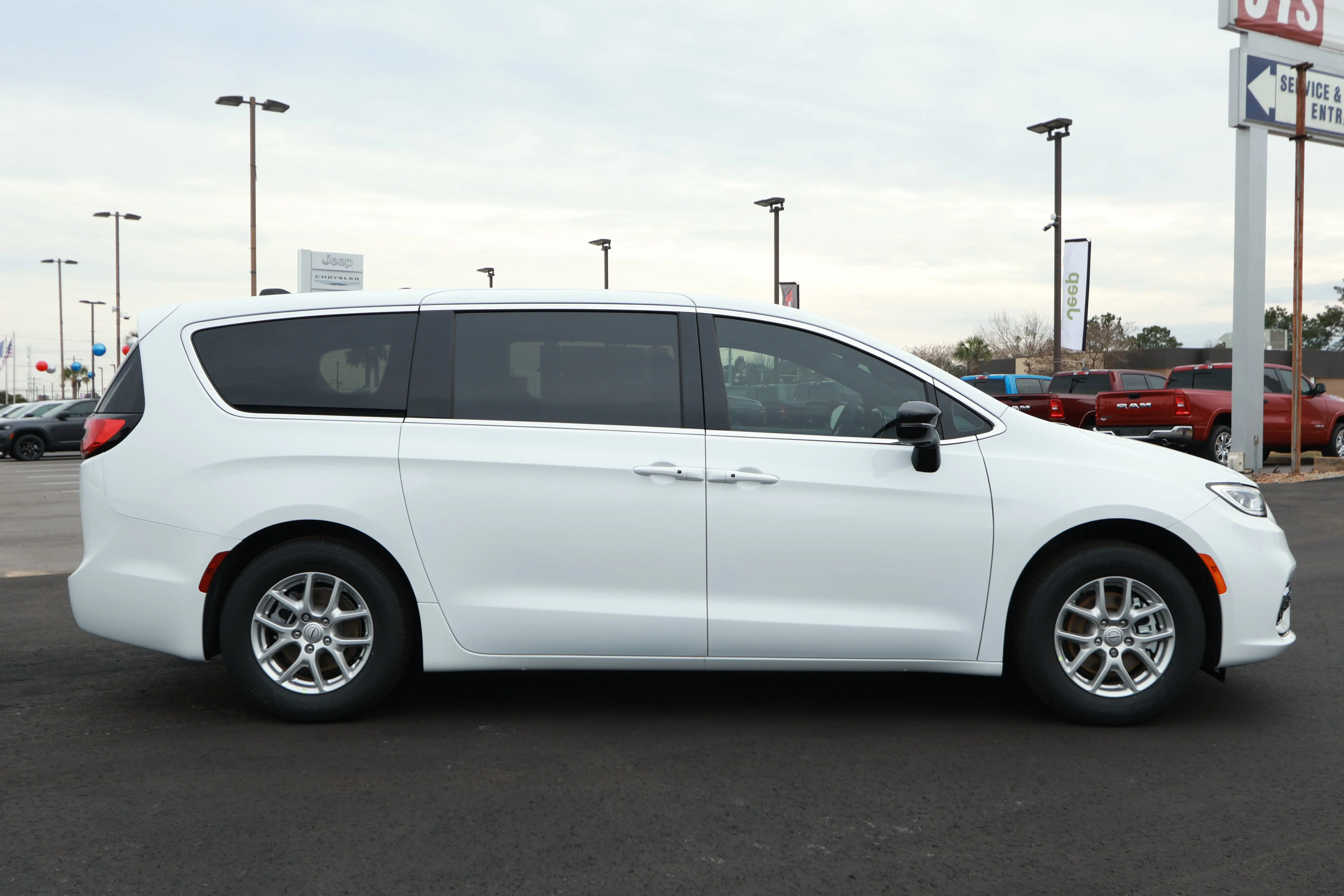 2026 Chrysler Pacifica Select photo 4