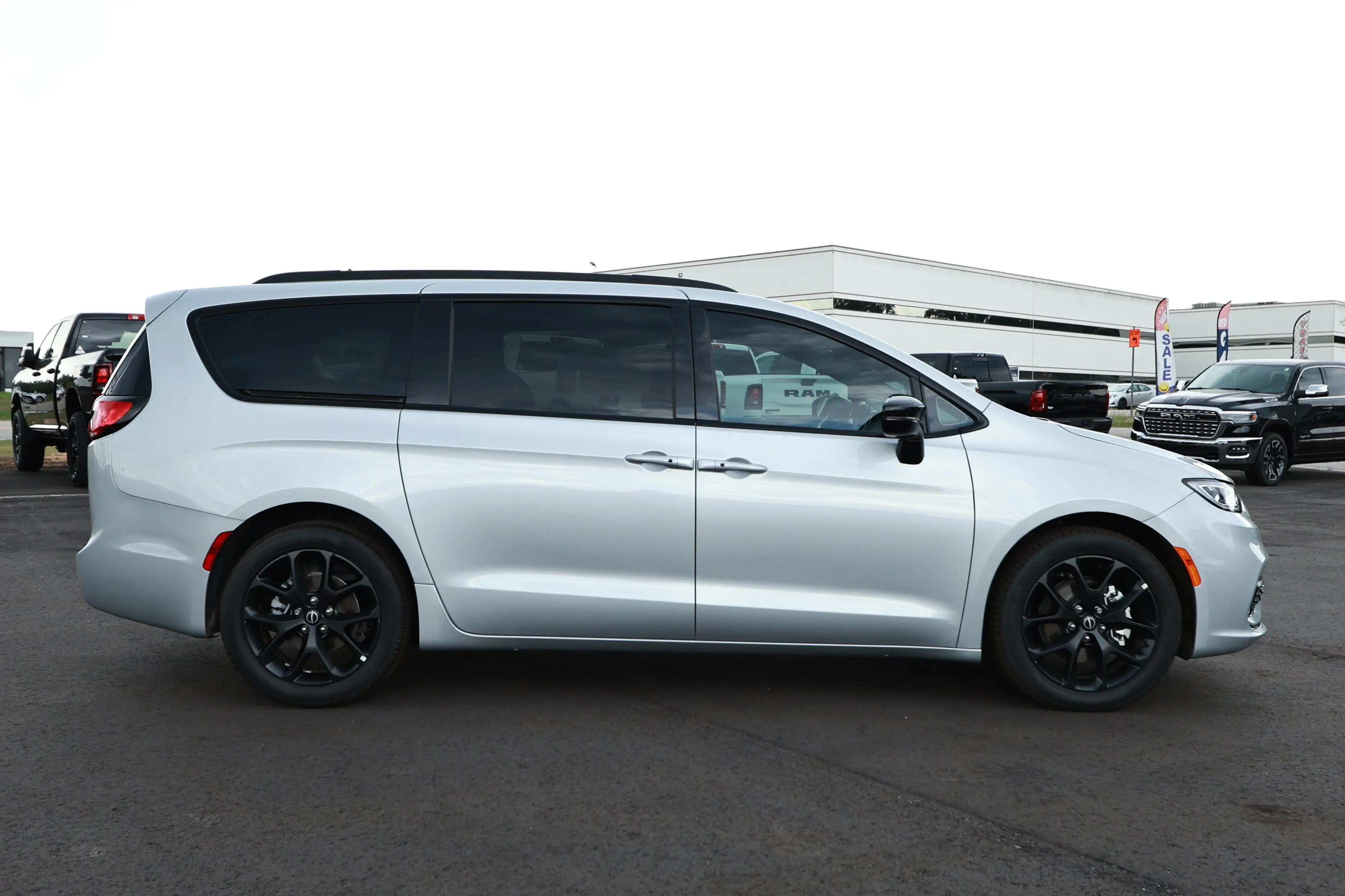 2026 Chrysler Pacifica Select photo 4