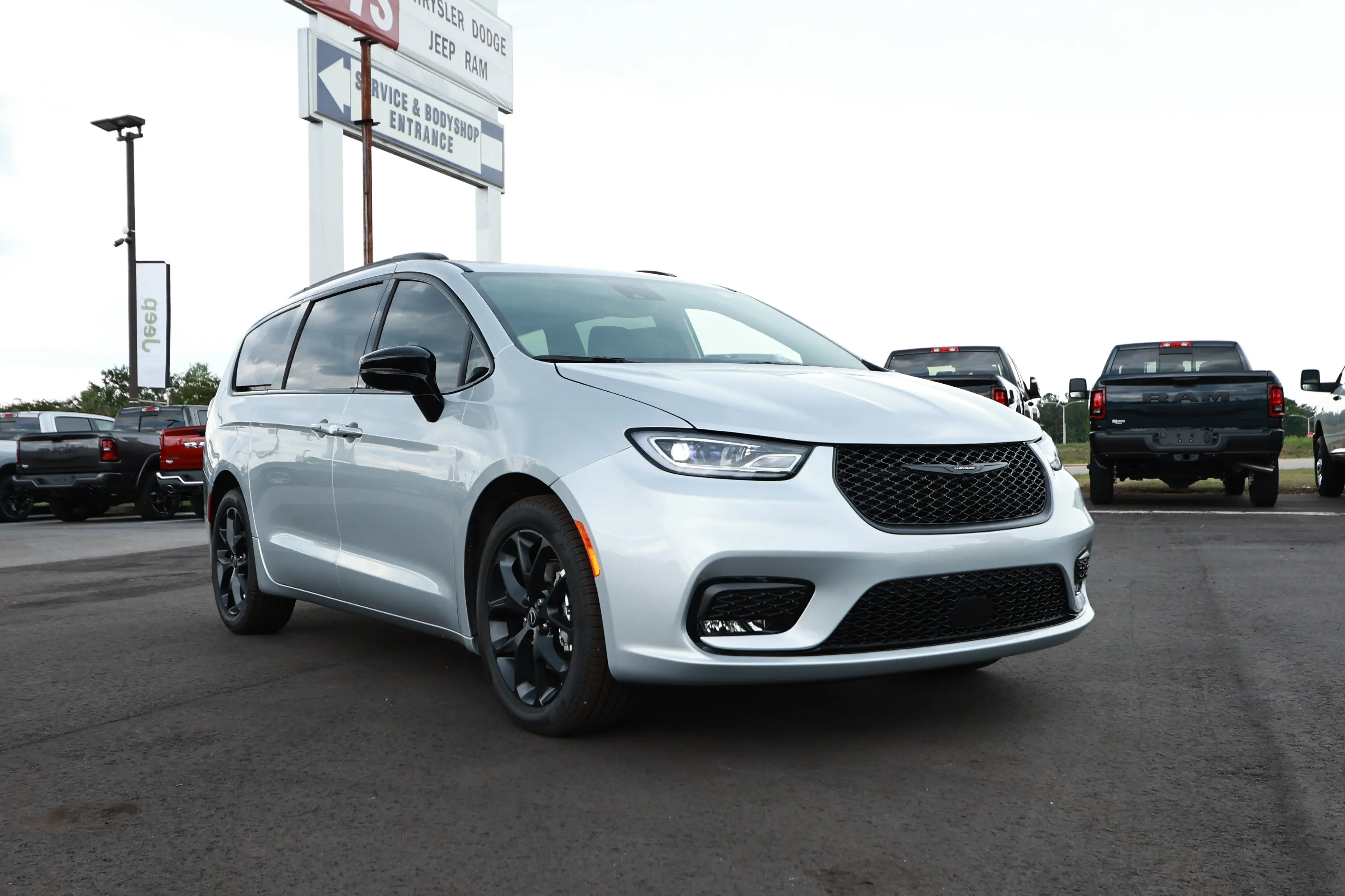 2026 Chrysler Pacifica Select photo 3