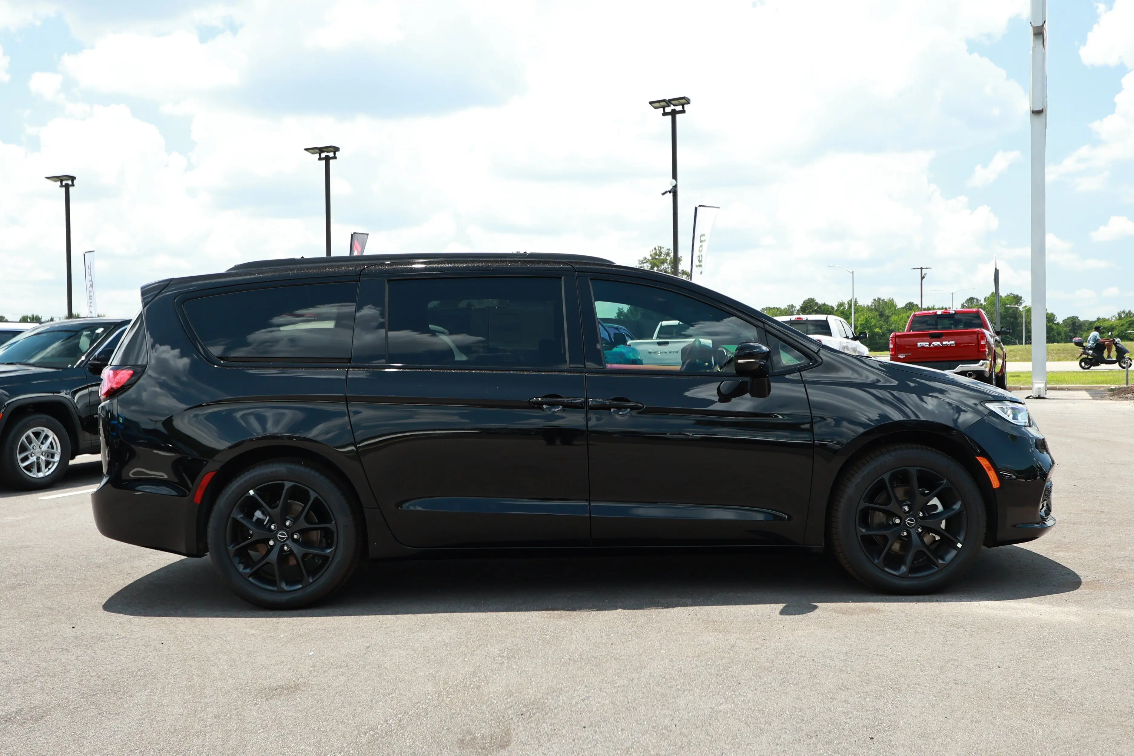 2026 Chrysler Pacifica Select photo 4