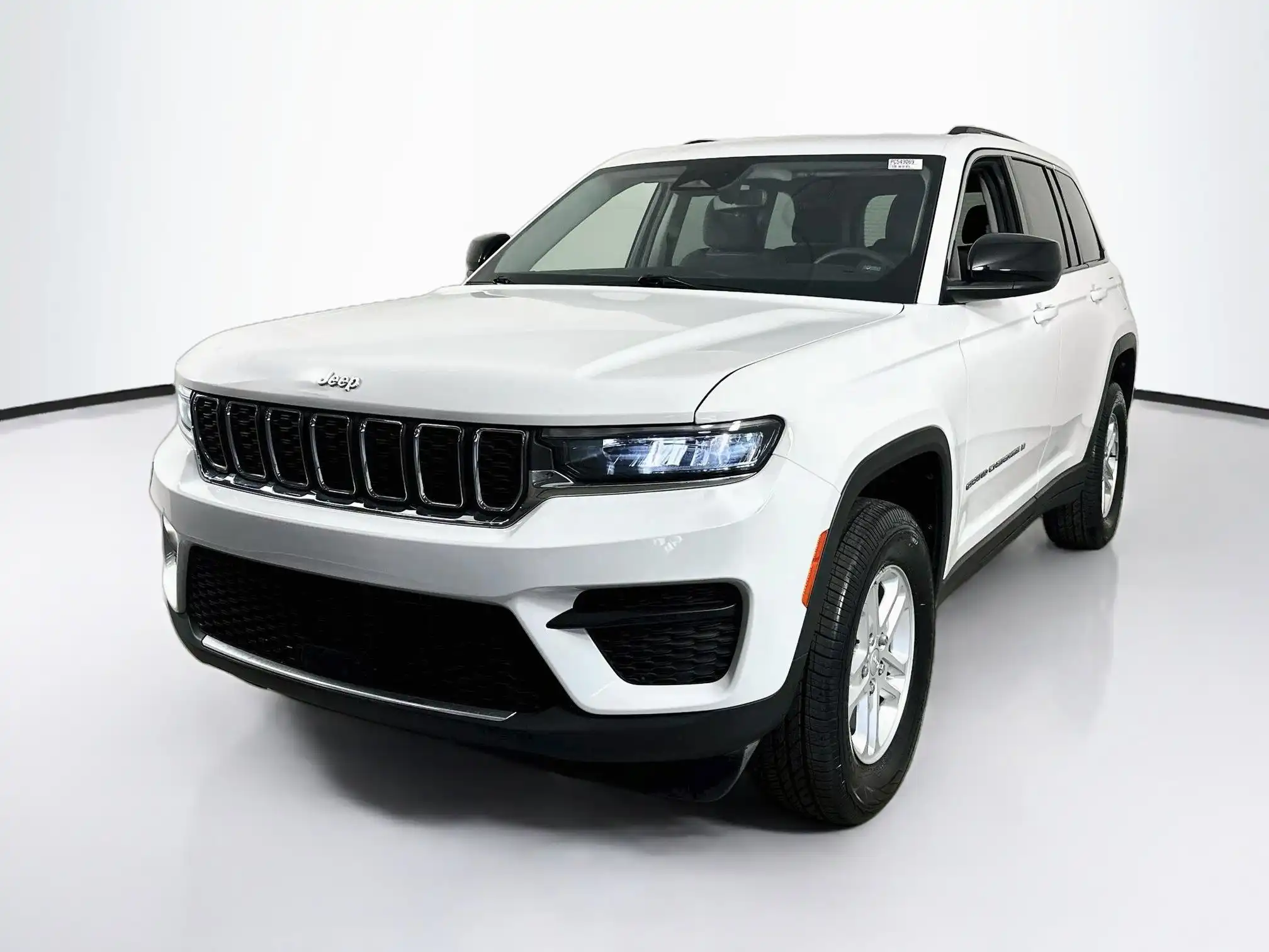 2023 Jeep Grand Cherokee Laredo 4x4's photo