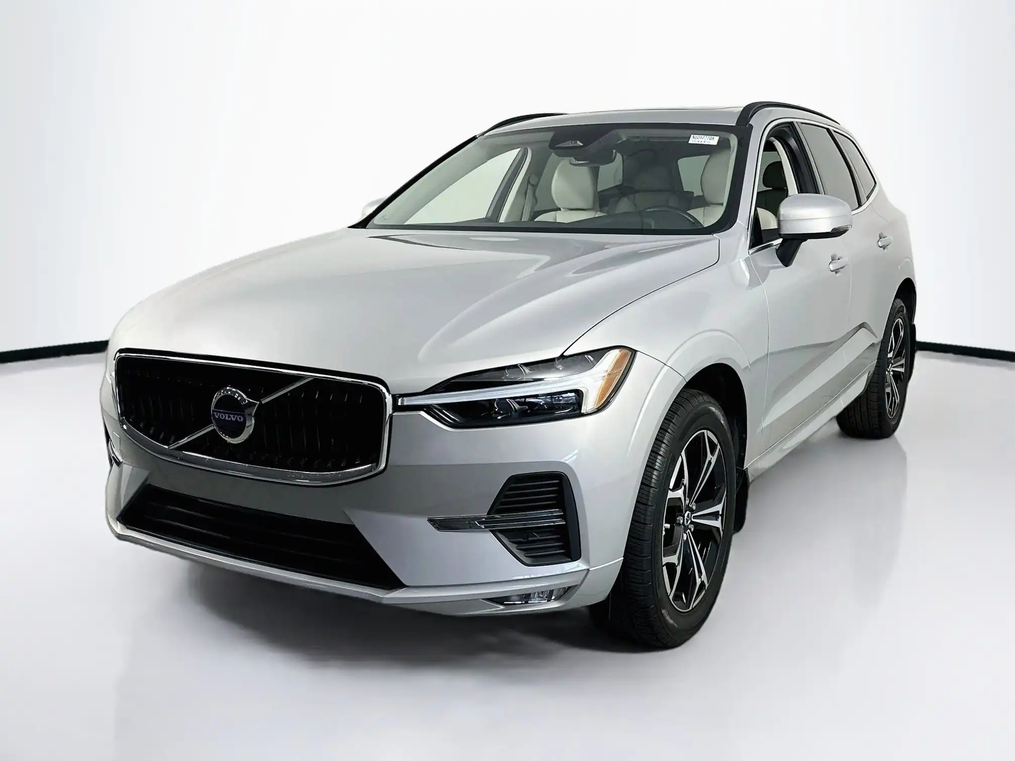 2022 Volvo XC60 B5 Momentum FWD's photo