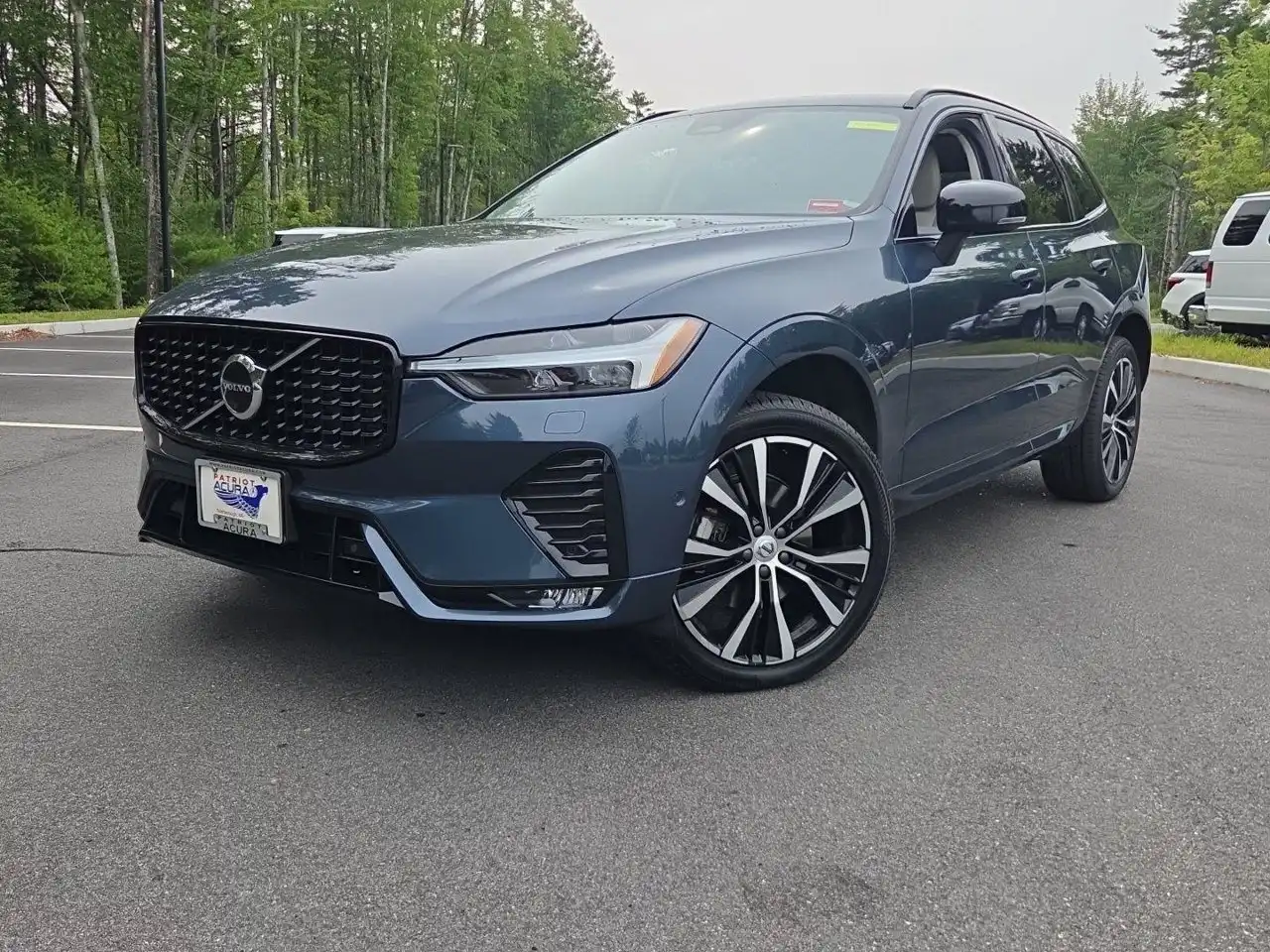 2023 Volvo XC60 B5 Plus Dark Theme AWD's photo