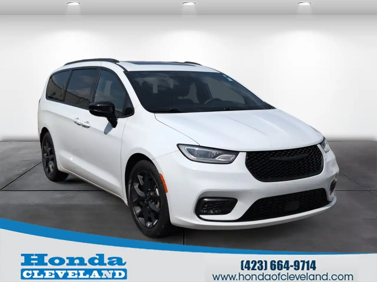 2025 Chrysler Pacifica Limited's photo