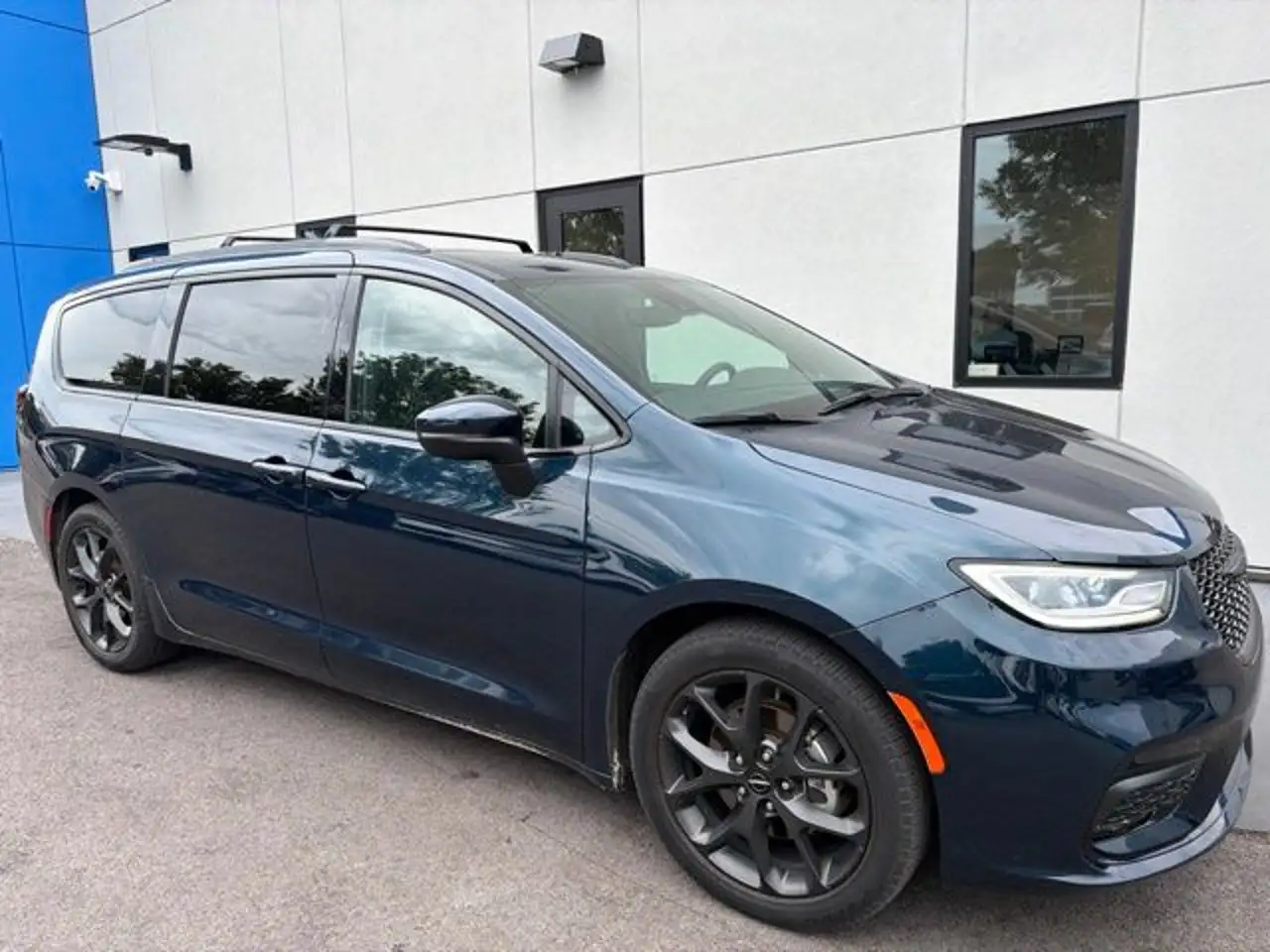 2023 Chrysler Pacifica Touring L's photo