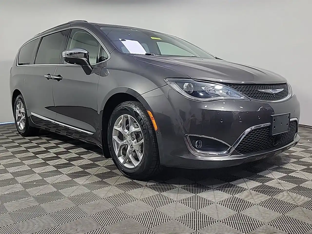 2019 Chrysler Pacifica Limited's photo