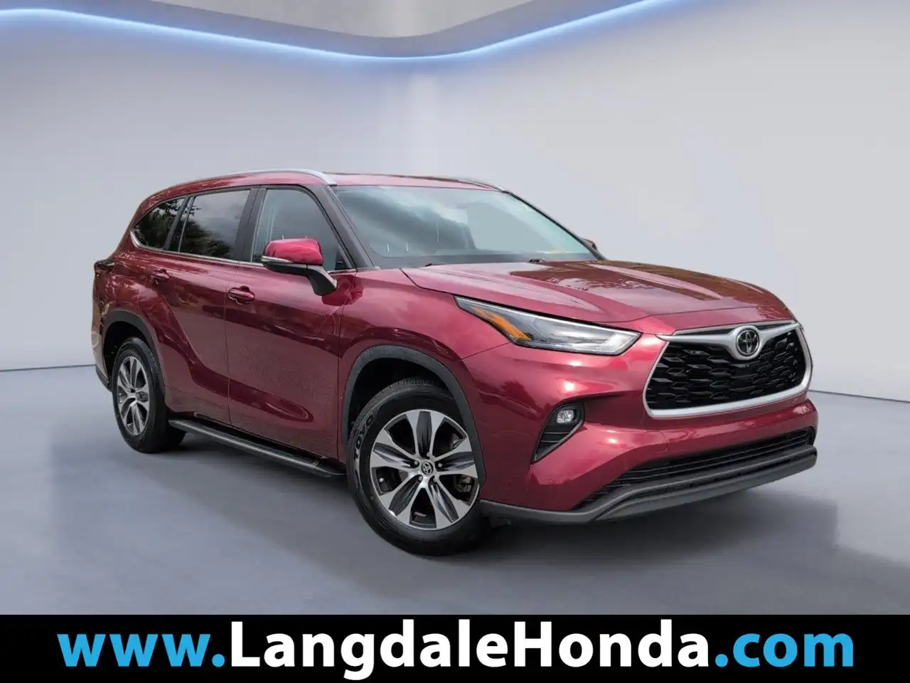 2023 Toyota Highlander XLE FWD's photo