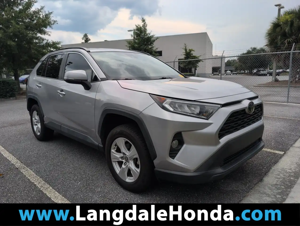 2021 Toyota RAV4 XLE FWD's photo