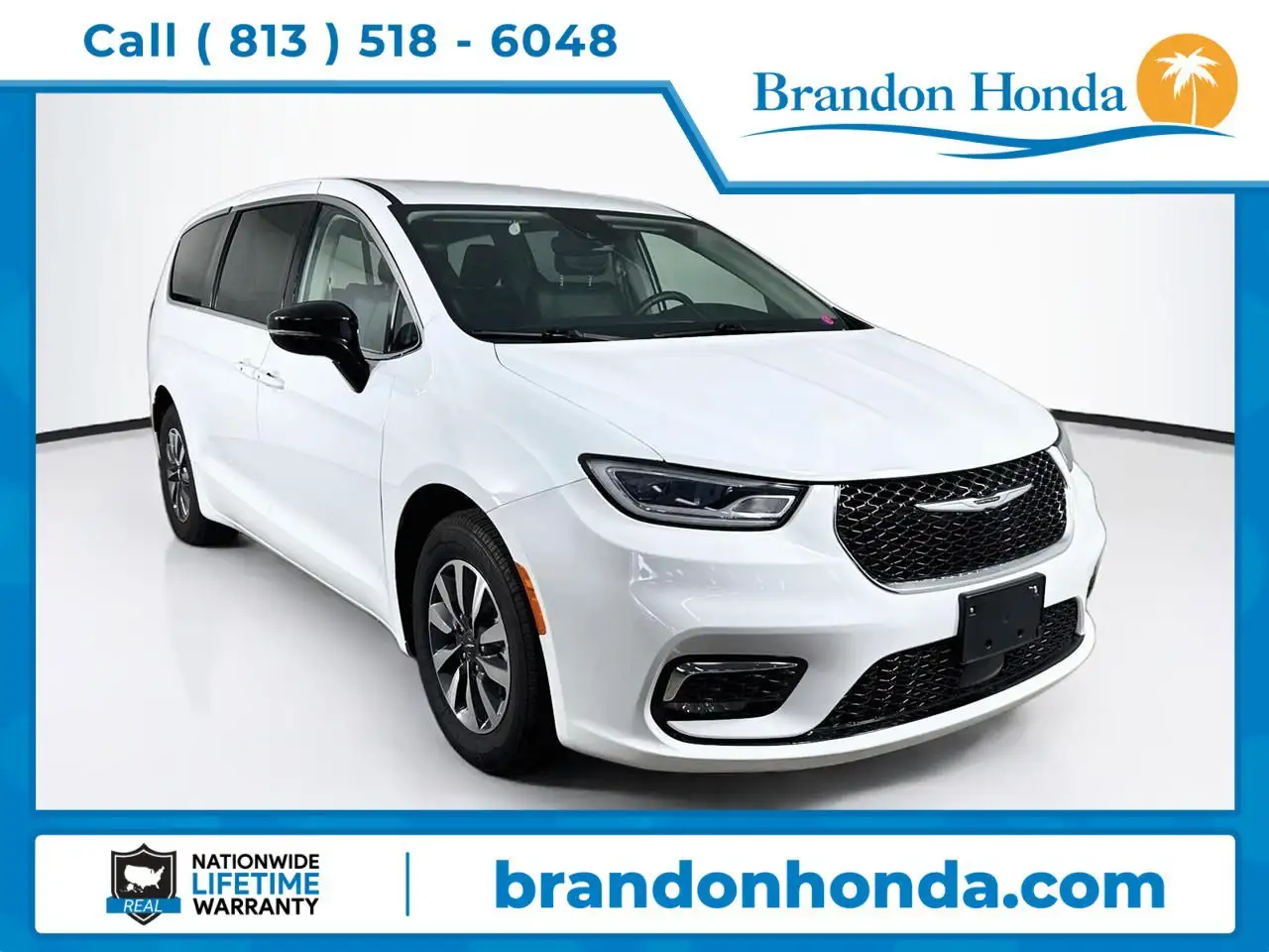 2024 Chrysler Pacifica Hybrid PHEV Select's photo