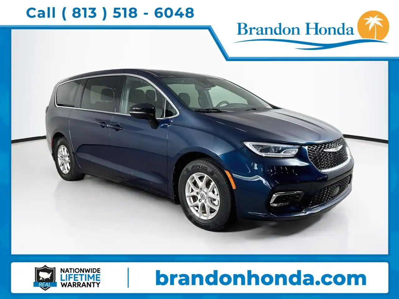 2024 Chrysler Pacifica Touring's photo