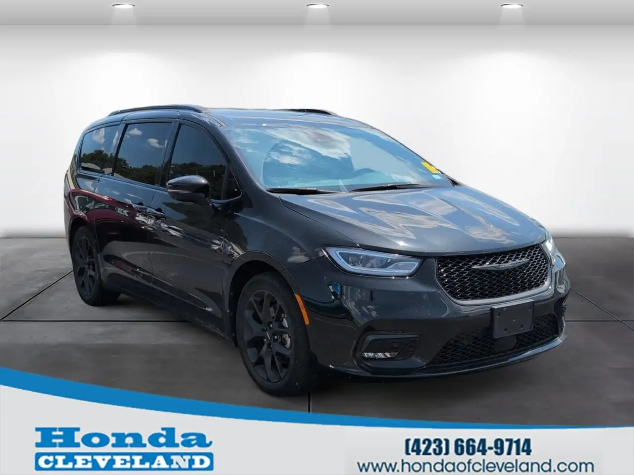 2023 Chrysler Pacifica Touring L's photo