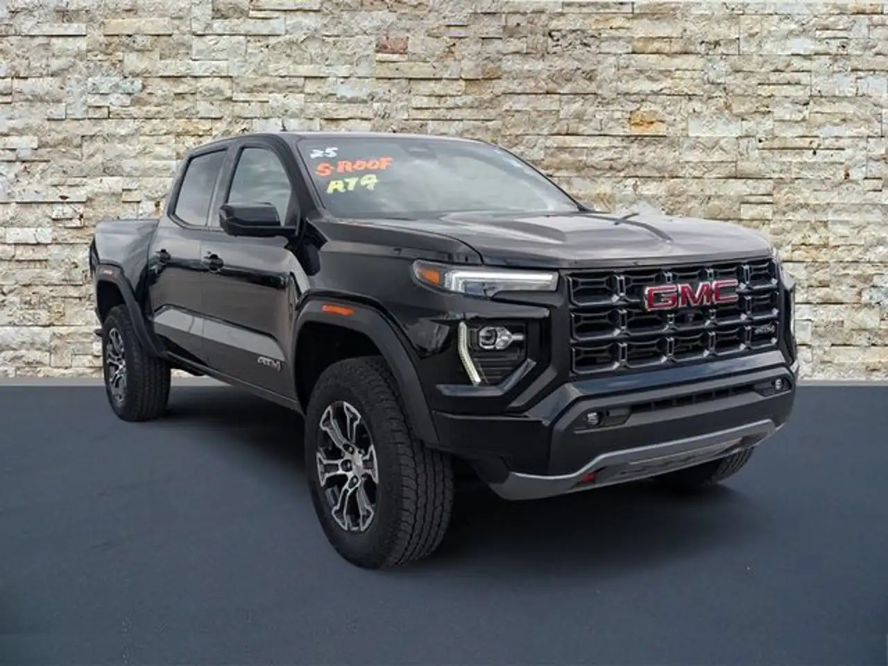 2025 GMC Canyon 4WD AT4 Crew Cab Short Box's photo