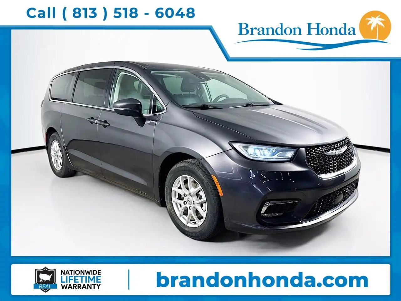 2023 Chrysler Pacifica Touring L's photo