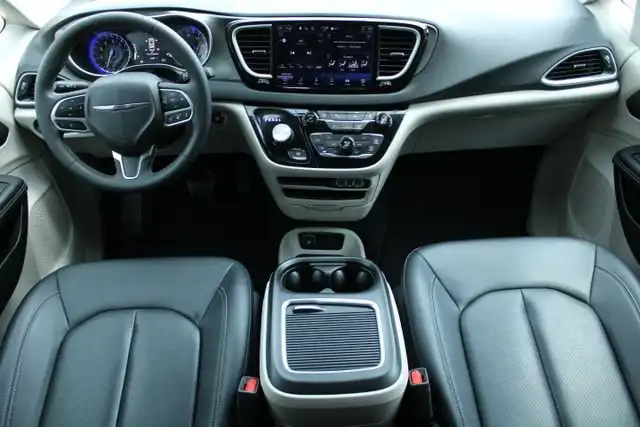 2024 Chrysler Pacifica Touring L's photo