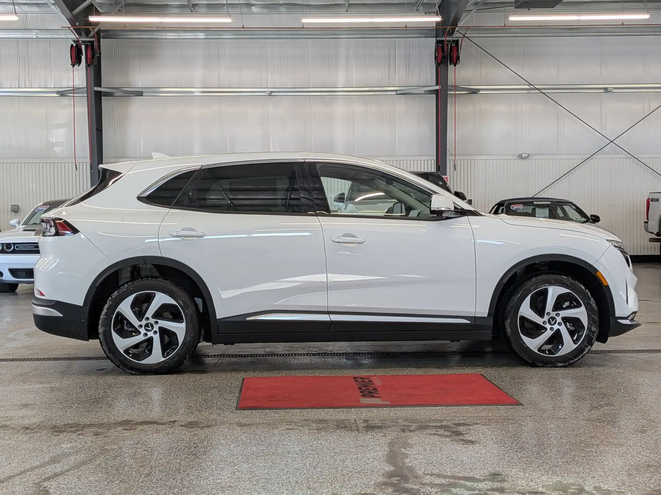 2025 VinFast VF 8 VF 8 Eco Standard Range's photo