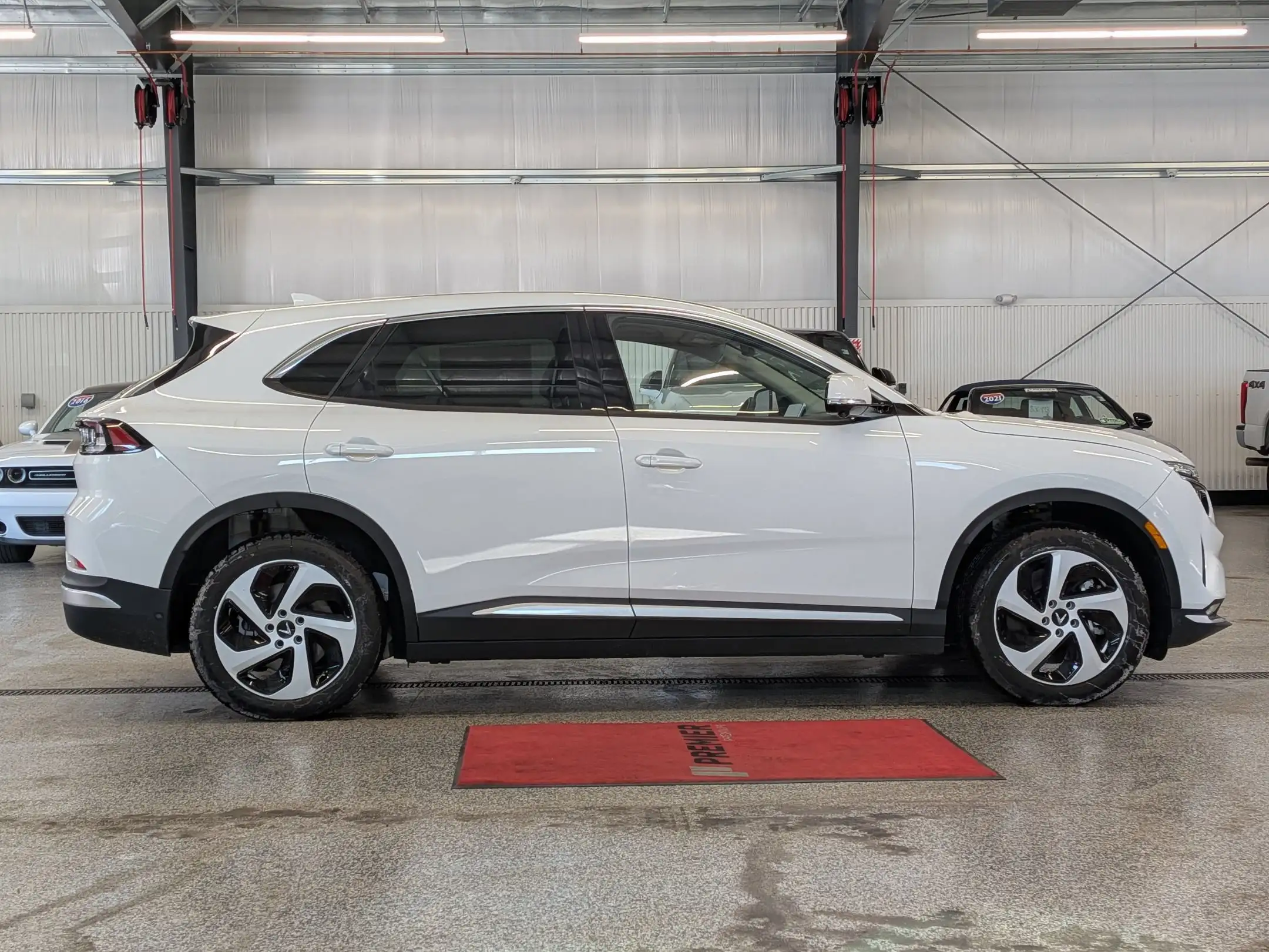 2025 VinFast VF 8 VF 8 Eco Standard Range's photo