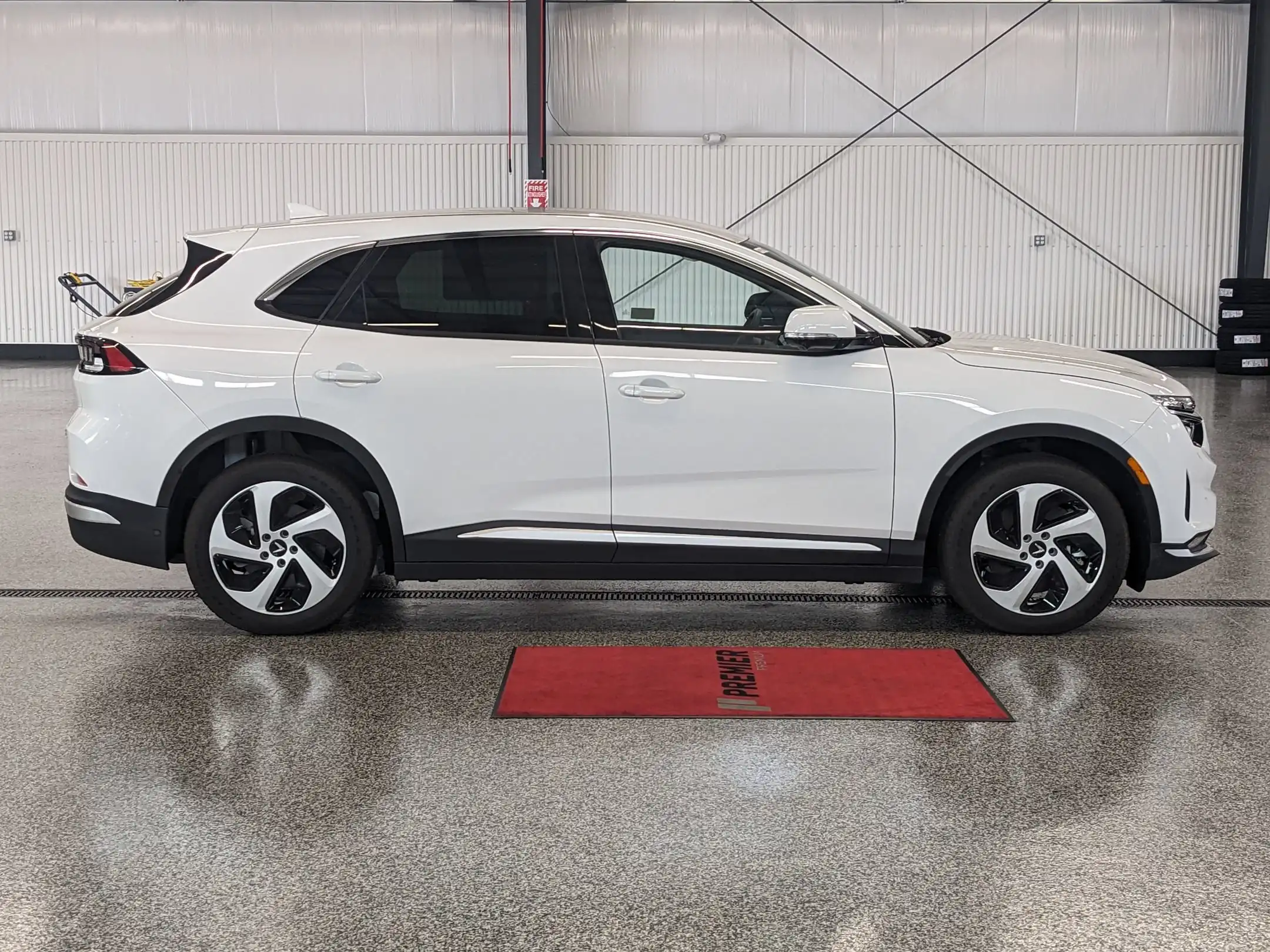 2025 VinFast VF 8 VF 8 Eco Standard Range's photo