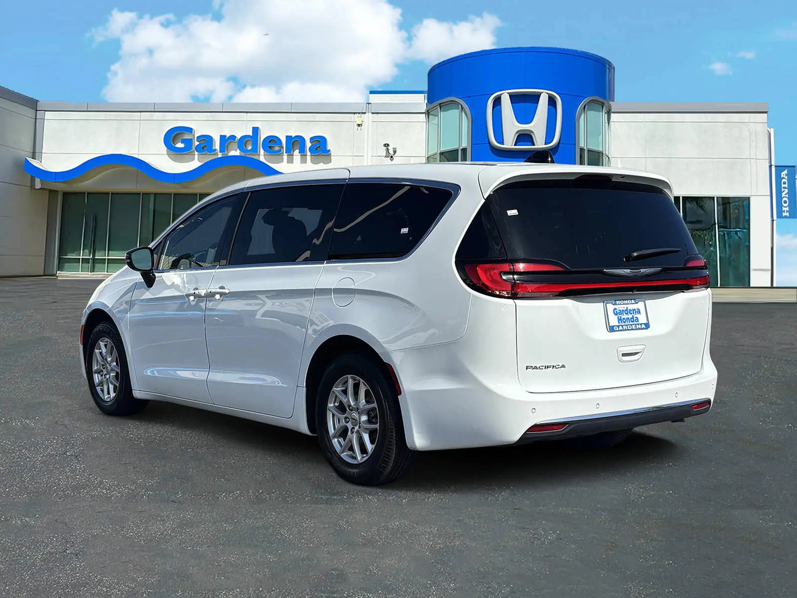 2024 Chrysler Pacifica Touring photo 4