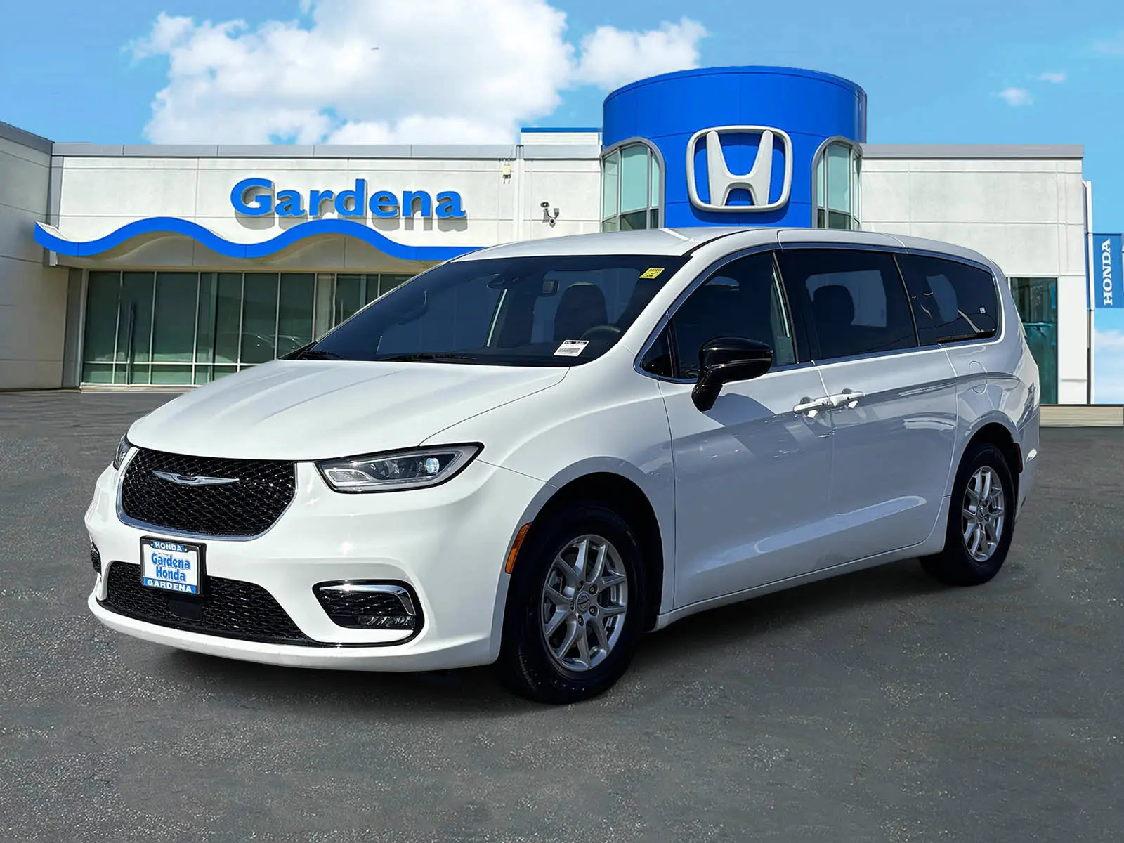 2024 Chrysler Pacifica Touring photo 3