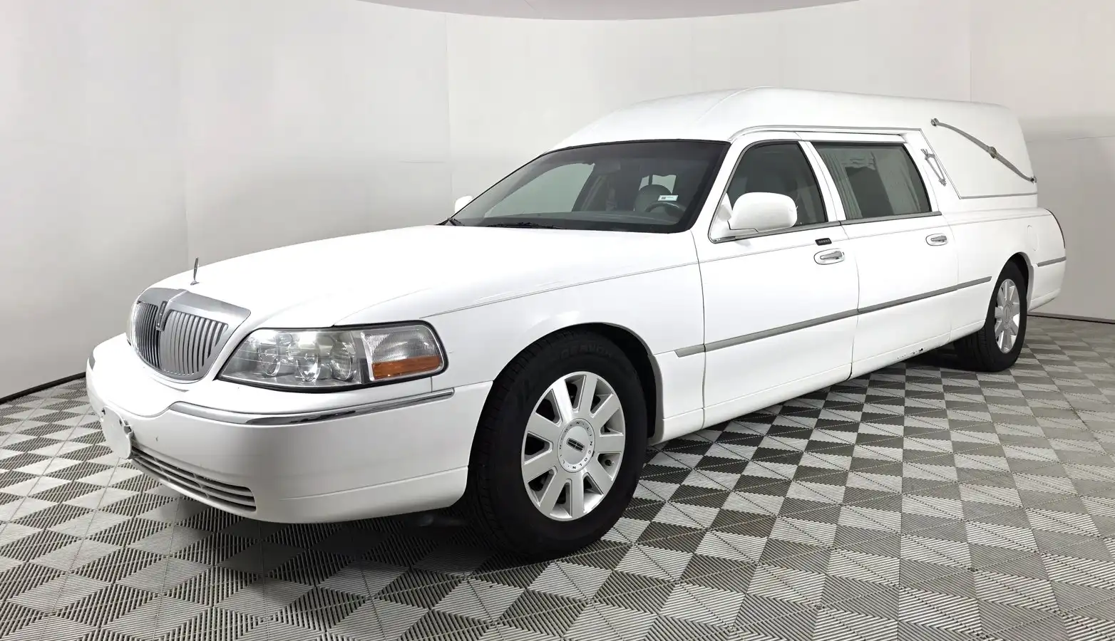 2004 Lincoln Town Car's photo