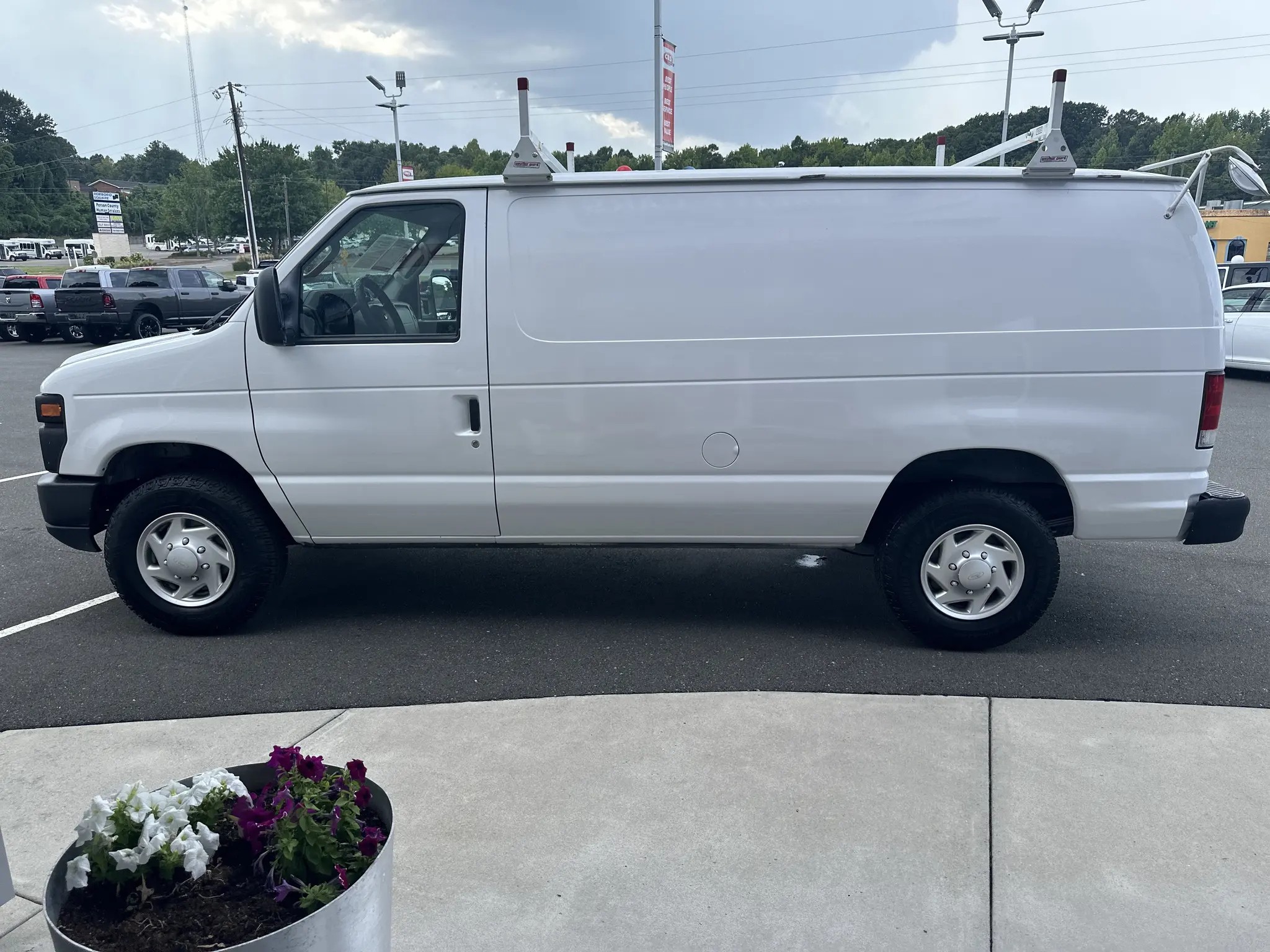 2014 Ford E-Series E-250 Van photo 5