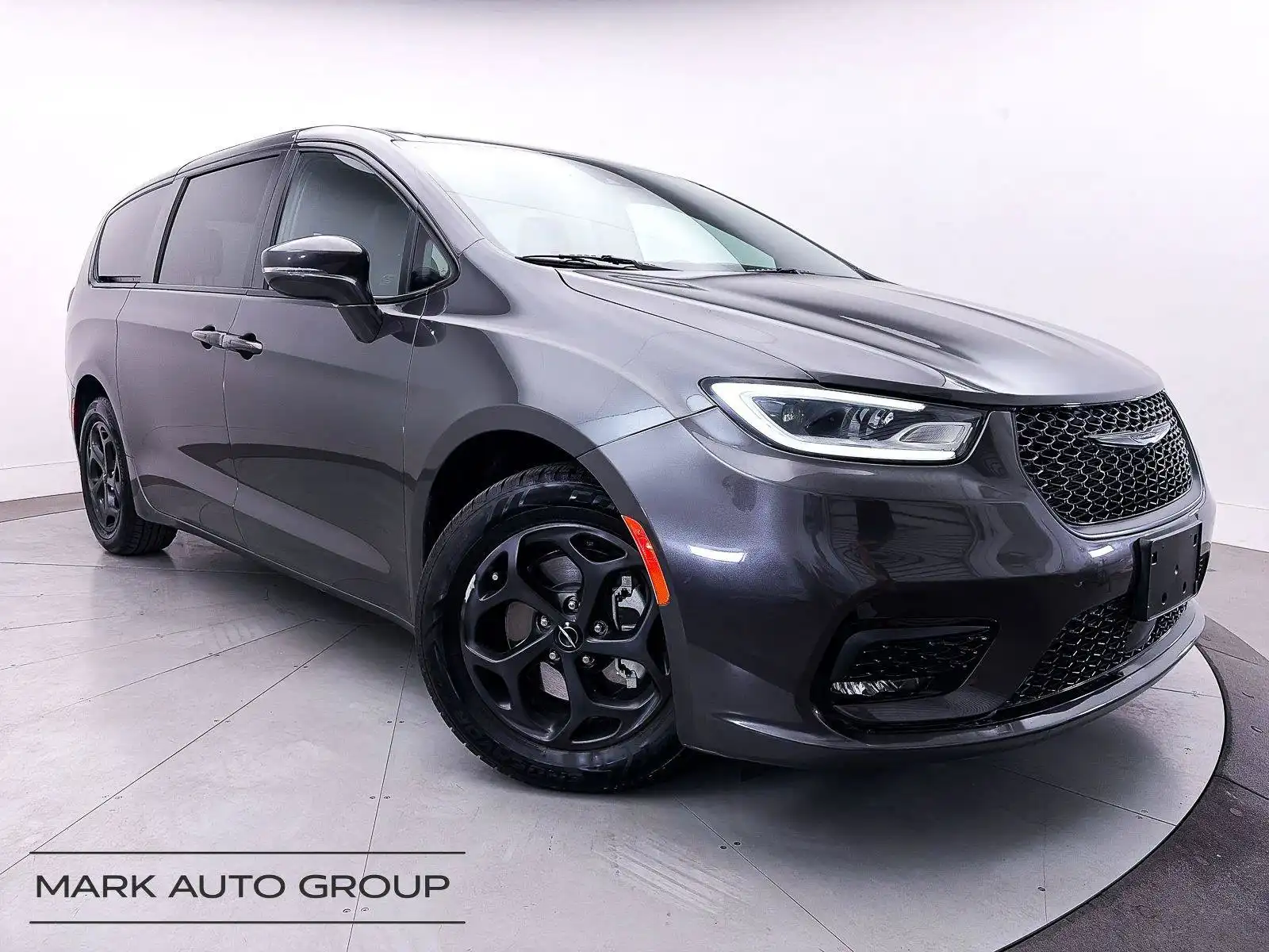 2022 Chrysler Pacifica Hybrid Touring L's photo