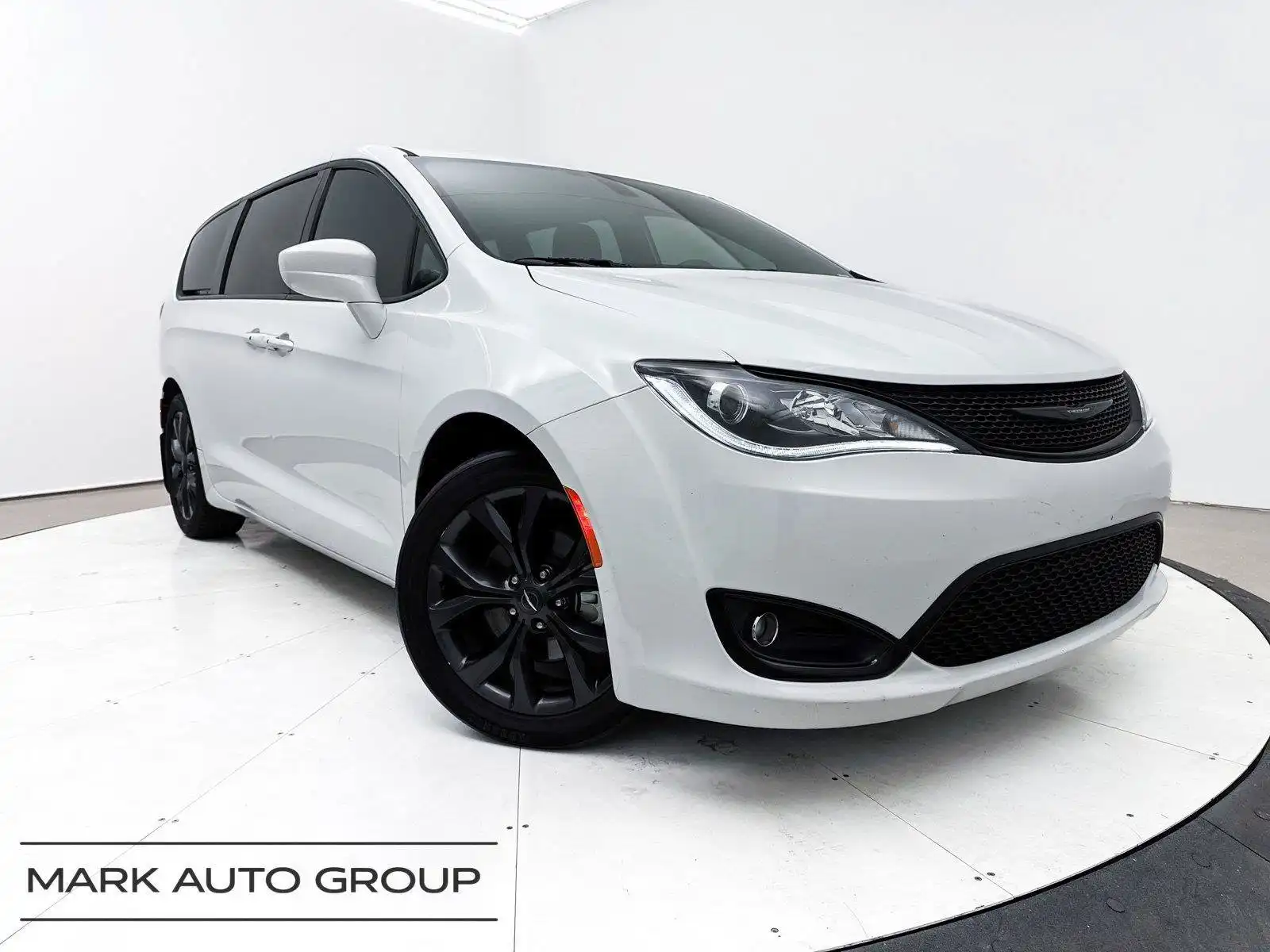 2018 Chrysler Pacifica Touring Plus's photo