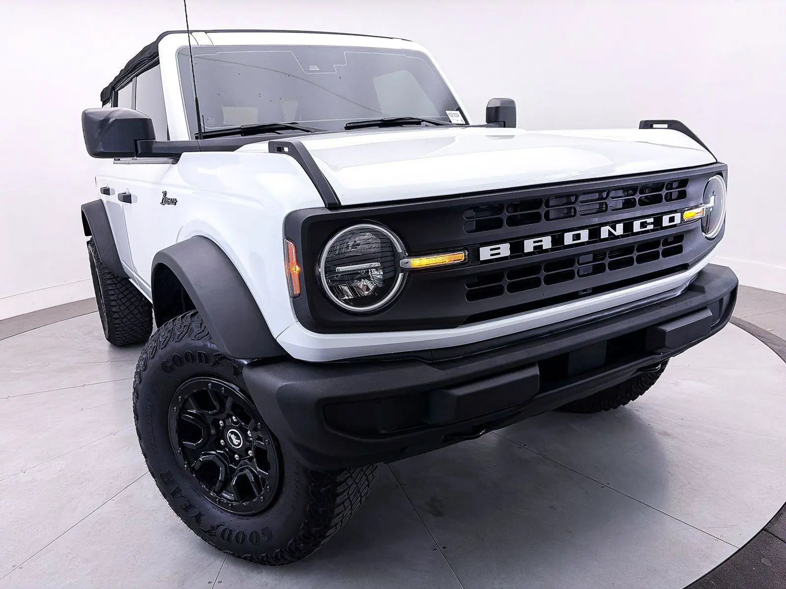 2023 Ford Bronco Base 4WD Advanced photo 3